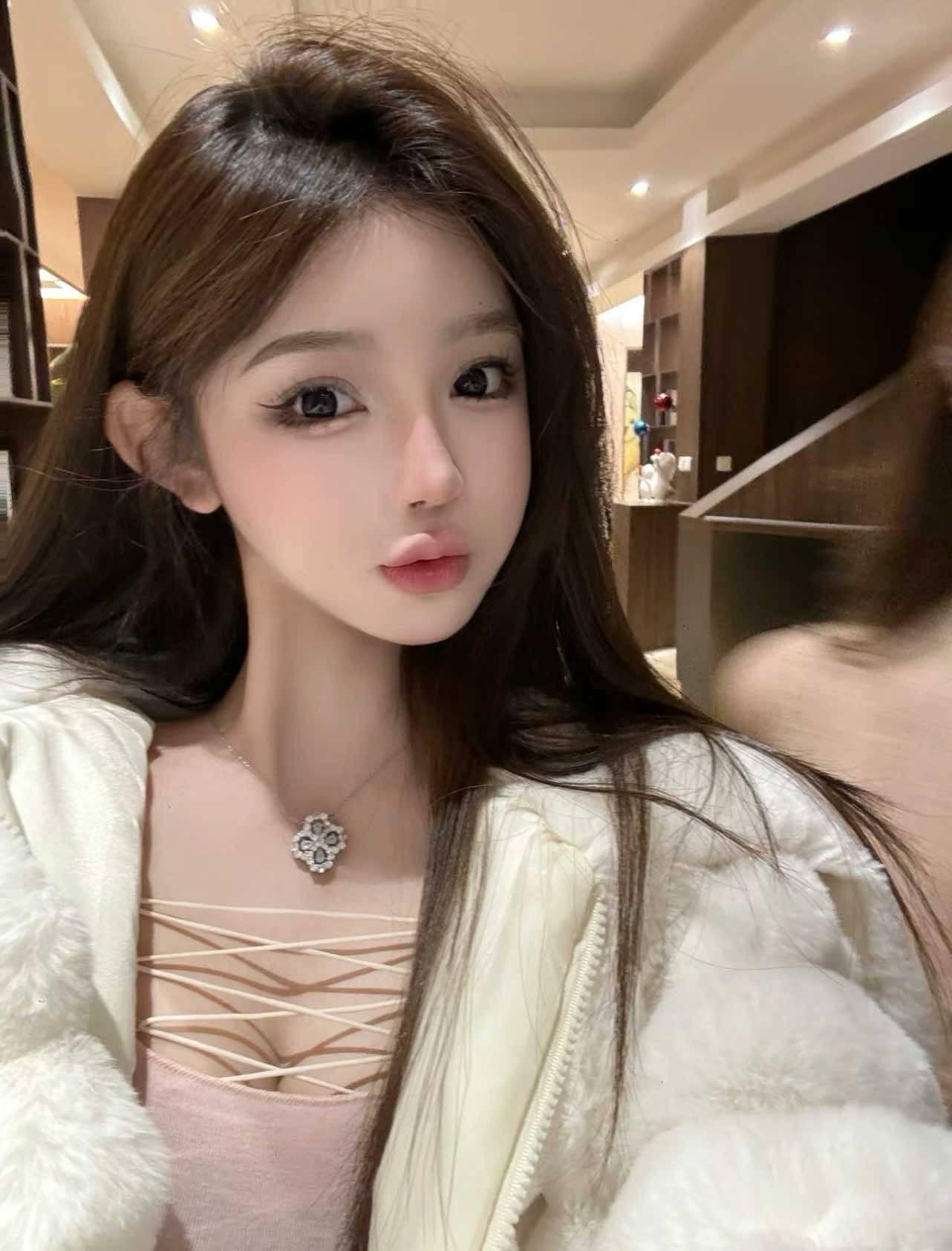 共檐下的微妙交响，擦鞋匠与采耳师的日常协奏